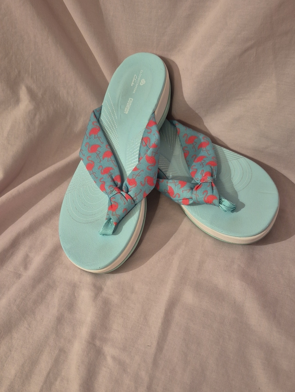 NWT  Clarks  Cloudstopper Aqua Flip-Flop Sandals with Pink Flamingo Print